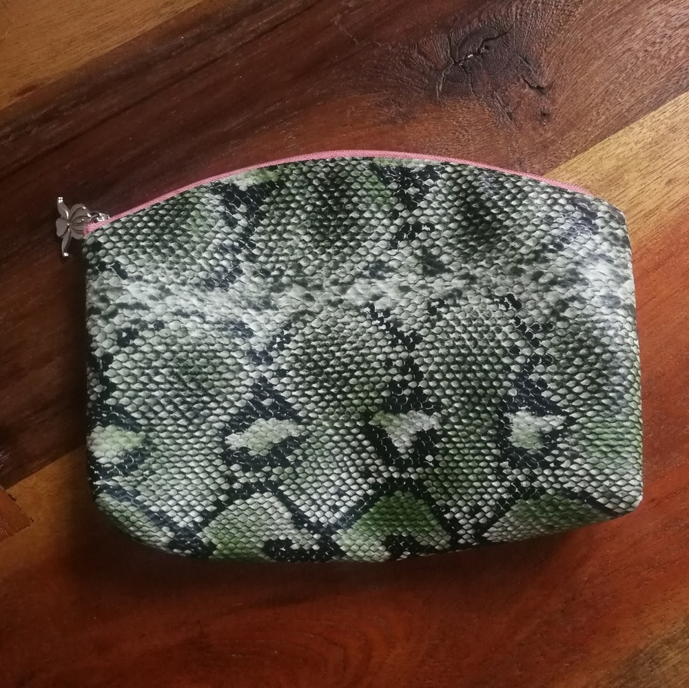 👝SISLEY | Snake print makeup bag